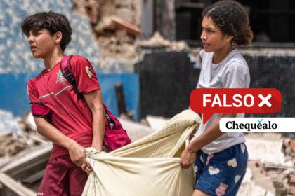 ¿Dos niños fueron fotografiados cargando el cuerpo de su madre fallecida en La Guaira tras el doble terremoto?