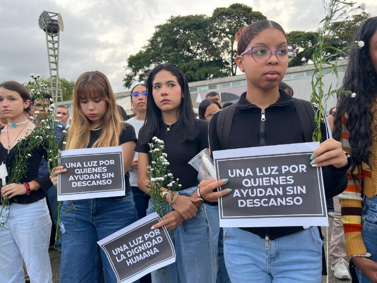 La UCV se iluminó para homenajear a las víctimas de los terremotos en Venezuela
