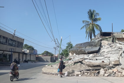 Entre escombros y el apoyo de ONG como We Can Fly: La Guaira busca salir adelante a un mes de los terremotos