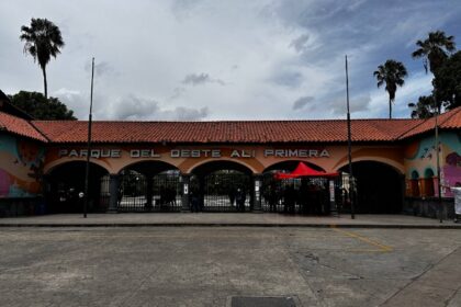 Reubican a familias tras el desalojo de varios campamentos de damnificados en Caracas