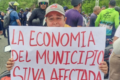 “No queremos discursos, queremos soluciones”: prestadores de servicio reclaman la apertura del puente Punta Brava en Tucacas