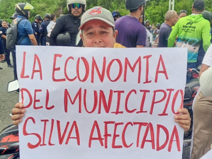 “No queremos discursos, queremos soluciones”: prestadores de servicio reclaman la apertura del puente Punta Brava en Tucacas