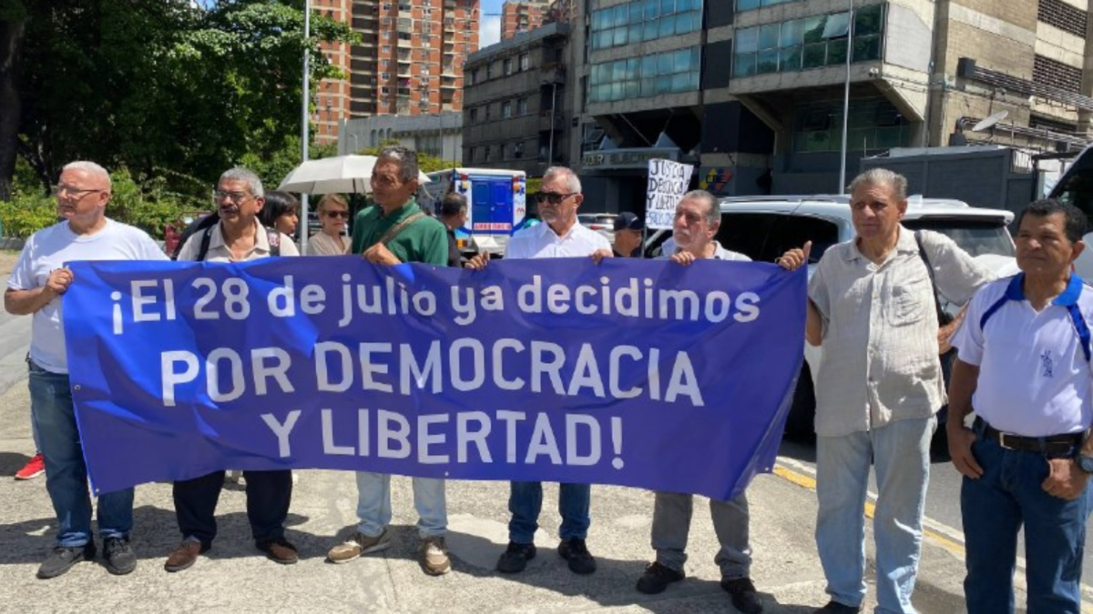 Sindicalistas, jubilados y miembros de la sociedad civil protestan en Caracas para exigir elecciones