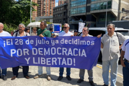 Sindicalistas, jubilados y miembros de la sociedad civil protestan en Caracas para exigir elecciones