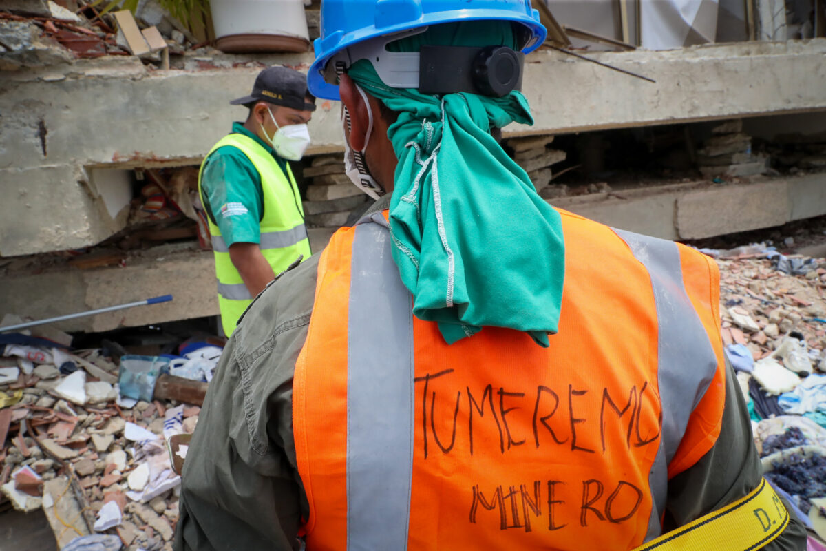 Mineros artesanales dejaron la búsqueda de oro para recuperar víctimas de los terremotos en Venezuela
