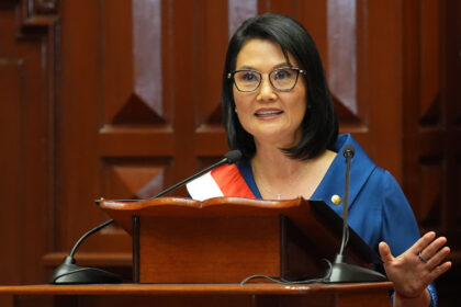 Keiko Fujimori asumió la presidencia de Perú y denunció recibir un país marcado por el abandono
