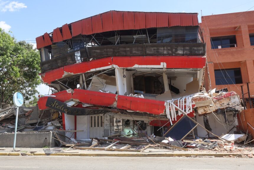 Equipos de rescate aceleran las últimas labores para hallar sobrevivientes tras los terremotos en Venezuela