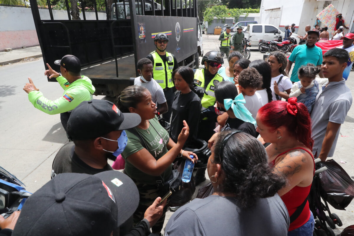Familias afectadas por el terremoto bloquearon una vía en La Guaira para exigir refugio