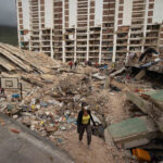 La Guaira pasa del rescate a la remoción de escombros a un mes de los terremotos en Venezuela