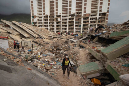 La Guaira pasa del rescate a la remoción de escombros a un mes de los terremotos en Venezuela