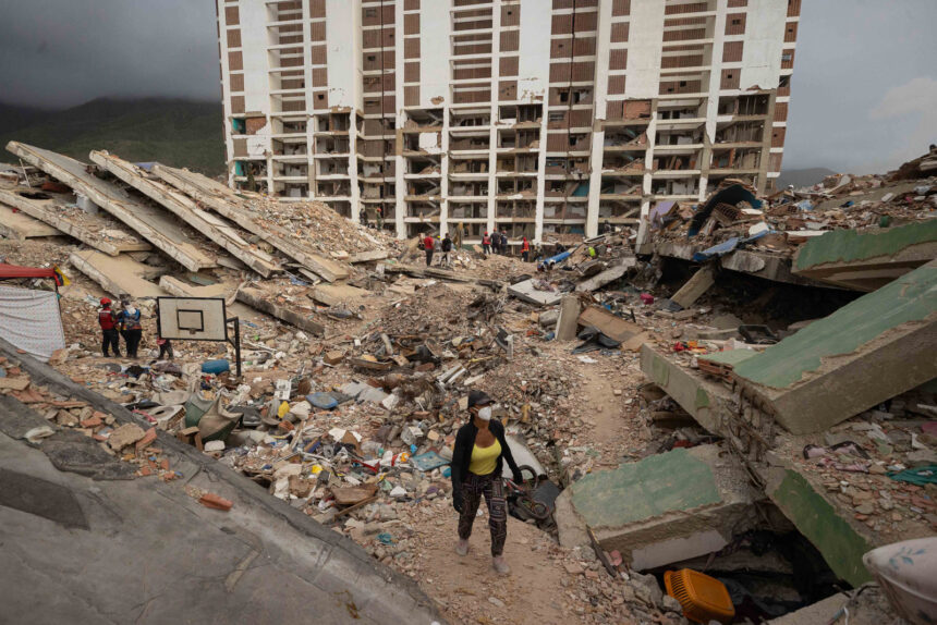 La Guaira pasa del rescate a la remoción de escombros a un mes de los terremotos en Venezuela