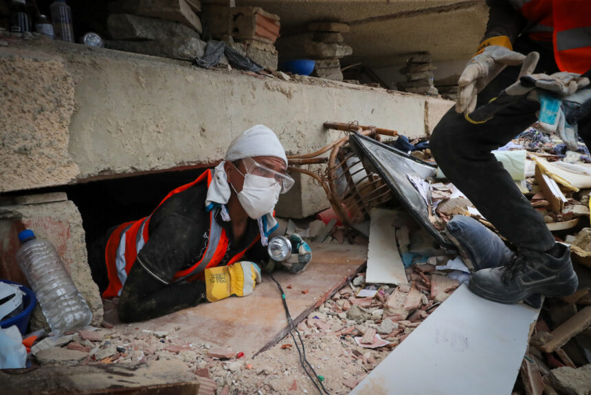 Mineros artesanales dejaron la búsqueda de oro para recuperar víctimas de los terremotos en Venezuela
