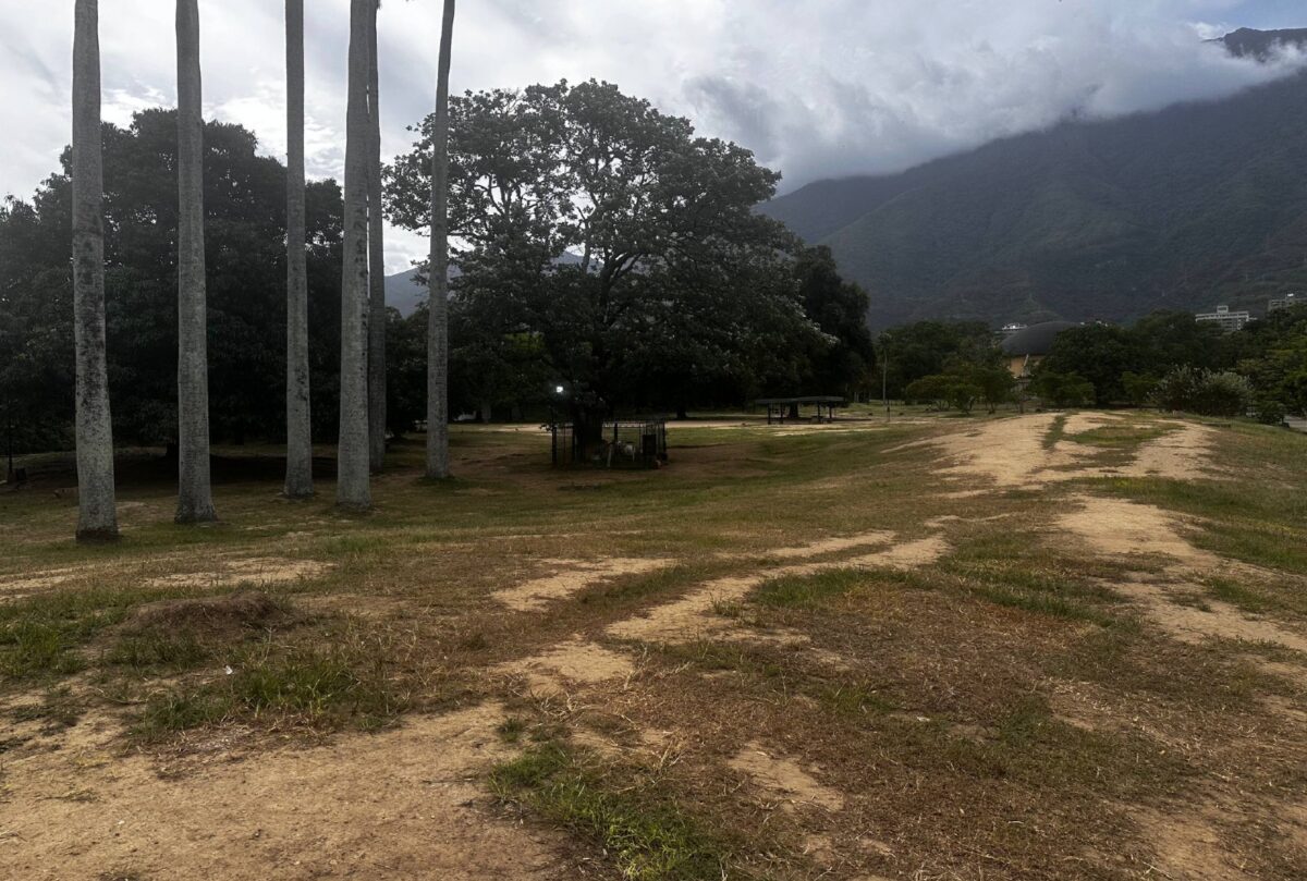 Reubican a familias tras el desalojo de varios campamentos de damnificados en Caracas