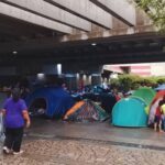 Afectados por el doble terremoto encuentran refugio en una plaza de Caracas con la esperanza de volver a sus hogares