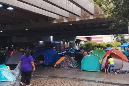 Afectados por el doble terremoto encuentran refugio en una plaza de Caracas con la esperanza de volver a sus hogares