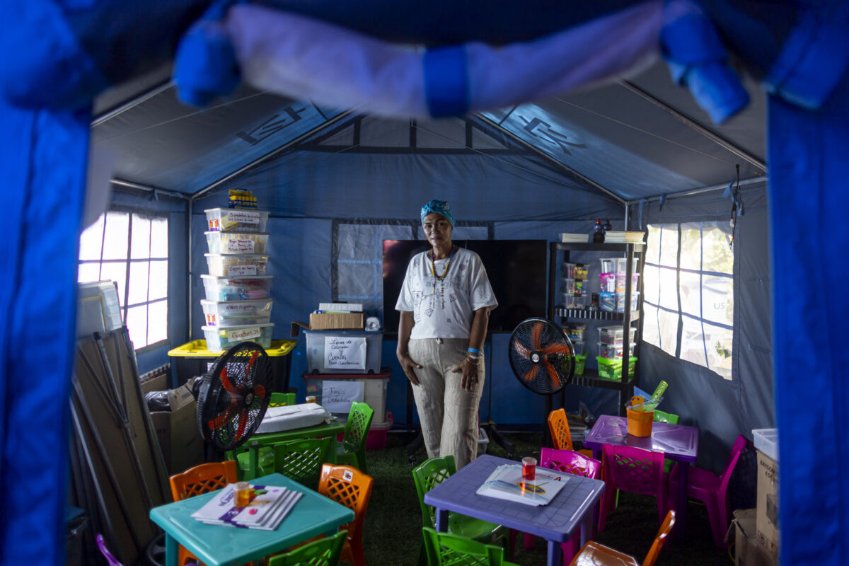 Maestra convierte refugio en una escuela para niños afectados por terremotos en La Guaira