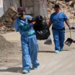 Venezolanos limpian calles de La Guaira tras sismos para ayudar a reducir contaminación