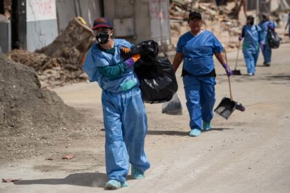 Venezolanos limpian calles de La Guaira tras sismos para ayudar a reducir contaminación