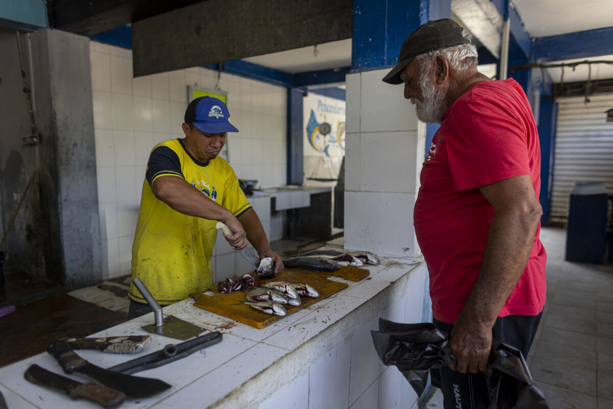 Pescadores y comerciantes luchan por recuperar su sustento tras los terremotos en Venezuela