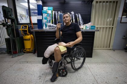 Volver a caminar, el reto de un amputado tras los terremotos en Venezuela