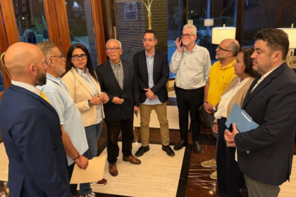 Dinorah Figuera junto con familiares de presos políticos