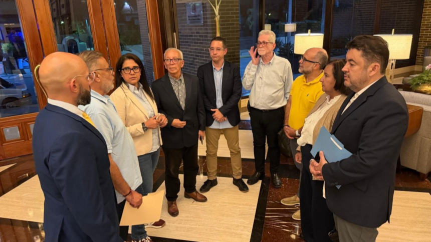 Dinorah Figuera junto con familiares de presos políticos