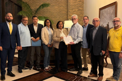 Dinorah Figuera recibió a familiares de presos políticos que pidieron incluir sus casos en las mesas de diálogo