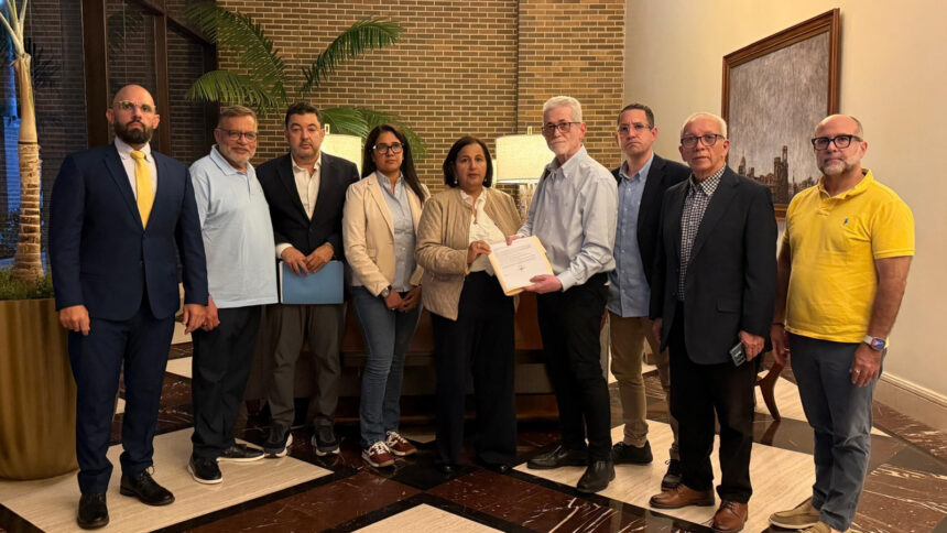 Dinorah Figuera recibió a familiares de presos políticos que pidieron incluir sus casos en las mesas de diálogo