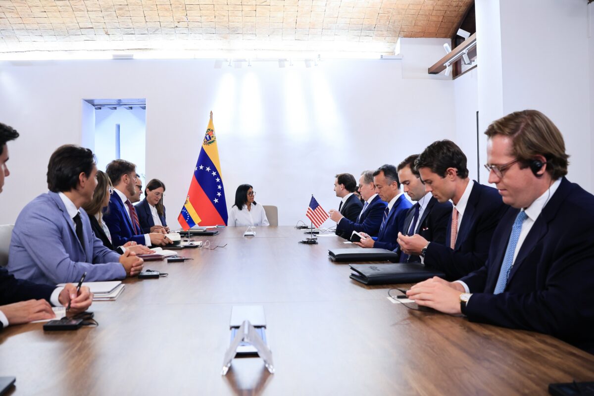 Delcy Rodríguez se reunió en Caracas con delegación del Departamento del Tesoro de EE UU