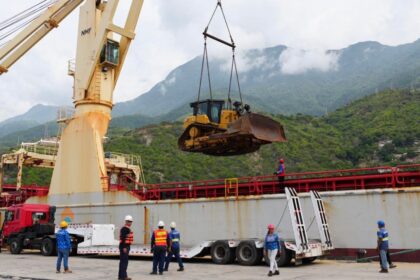 EE UU entregó 20 unidades de maquinaria pesada para la remoción de escombros en La Guaira