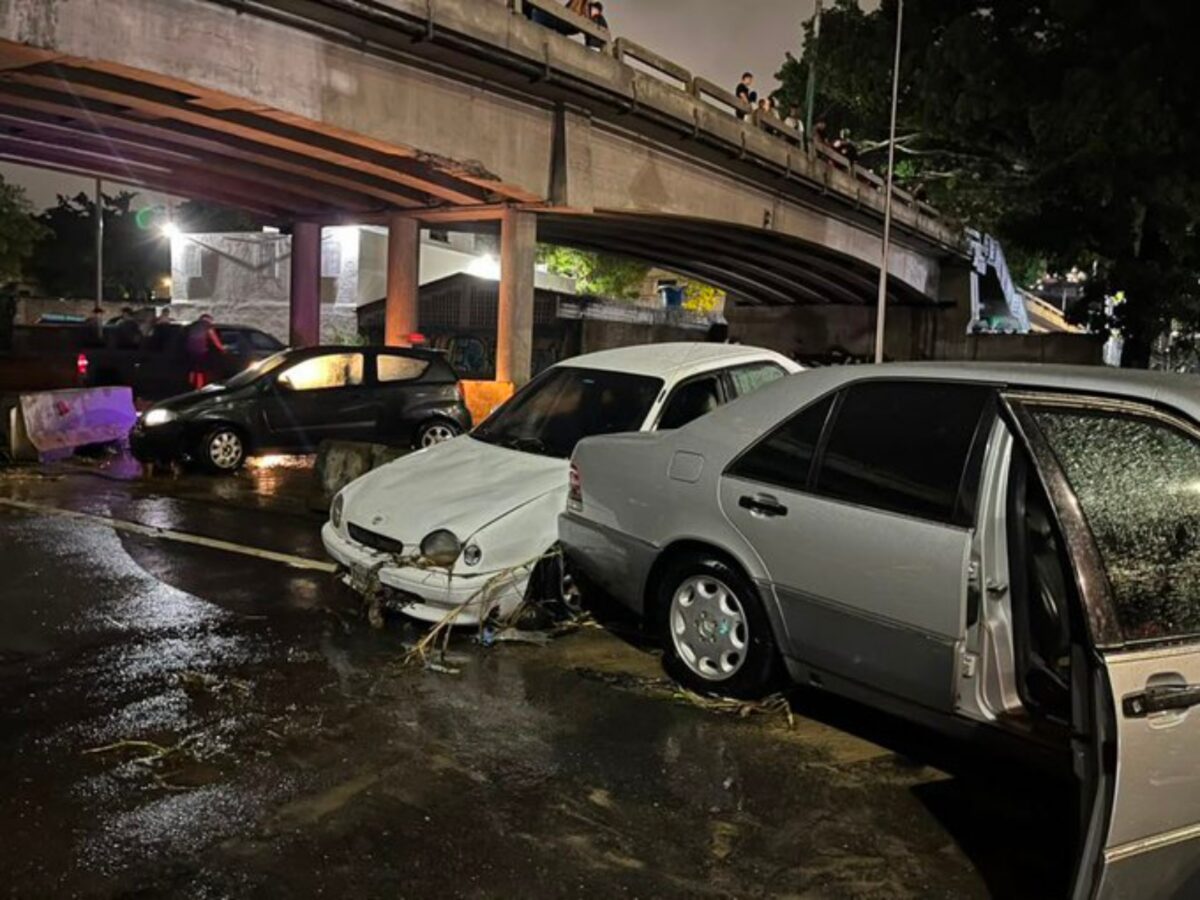 Más de 60 vehículos resultaron afectados tras el desbordamiento del río en la Valle-Coche