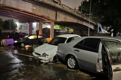 Más de 60 vehículos resultaron afectados tras el desbordamiento del río en la Valle-Coche