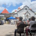 Feligreses oran afuera de la iglesia Santos Ángeles Custodios mientras recaudan lo necesario para reparar lo daños de los terremotos