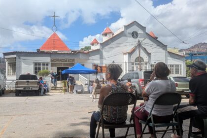 Feligreses oran afuera de la iglesia Santos Ángeles Custodios mientras recaudan lo necesario para reparar lo daños de los terremotos