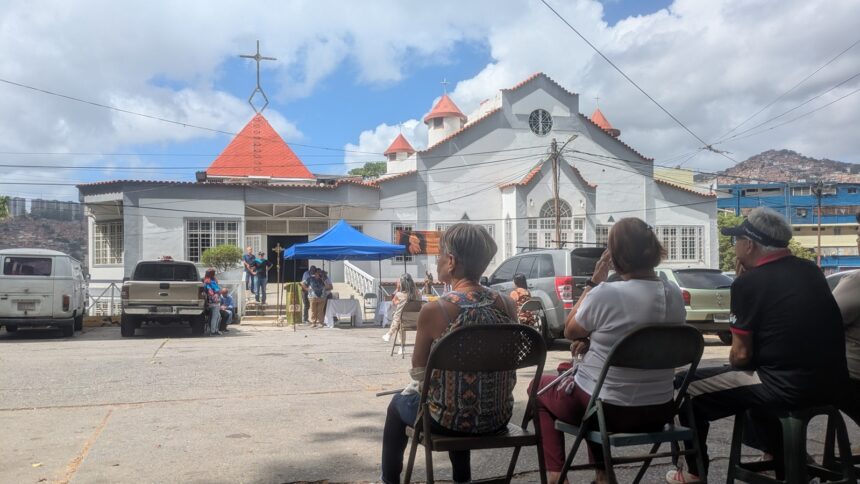 Feligreses oran afuera de la iglesia Santos Ángeles Custodios mientras recaudan lo necesario para reparar lo daños de los terremotos