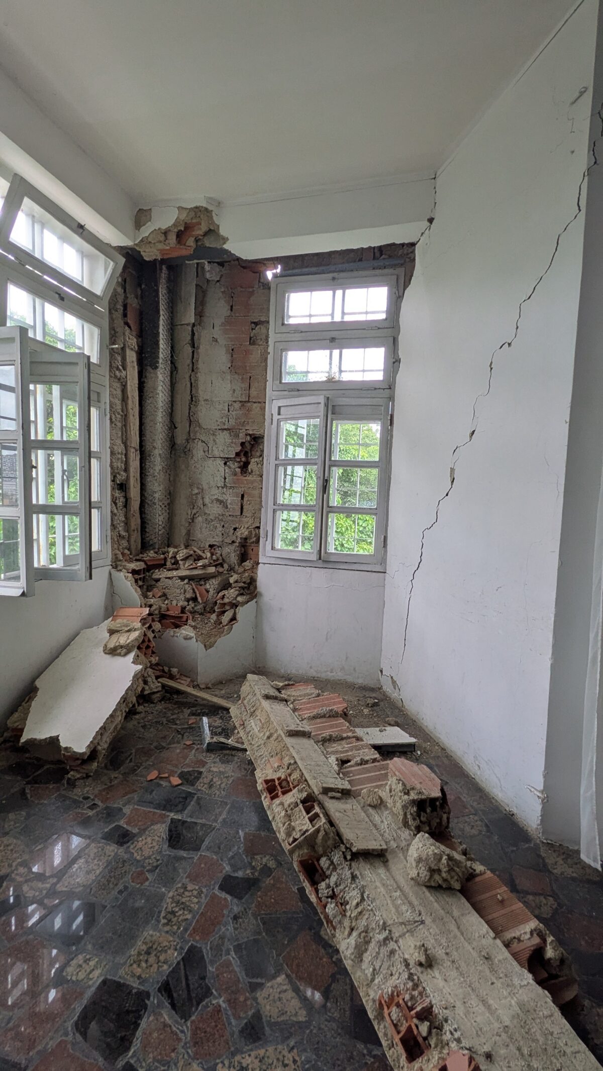 Feligreses oran afuera de la iglesia Santos Ángeles Custodios mientras recaudan lo necesario para reparar lo daños de los terremotos