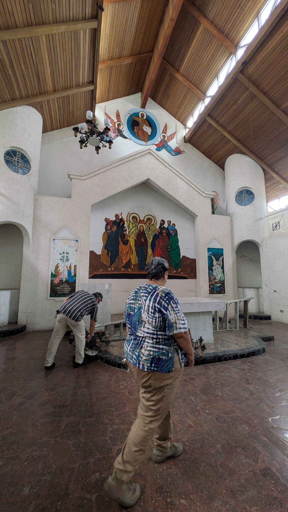 Feligreses oran afuera de la iglesia Santos Ángeles Custodios mientras recaudan lo necesario para reparar lo daños de los terremotos