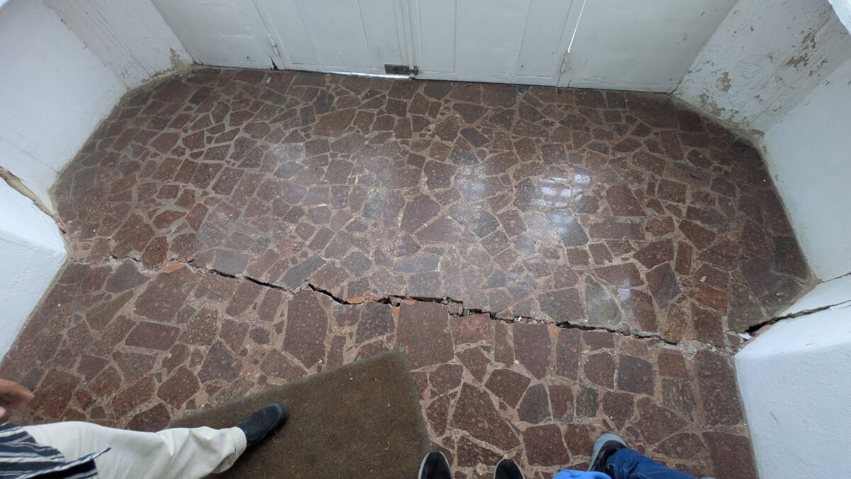 Feligreses oran afuera de la iglesia Santos Ángeles Custodios mientras recaudan lo necesario para reparar lo daños de los terremotos