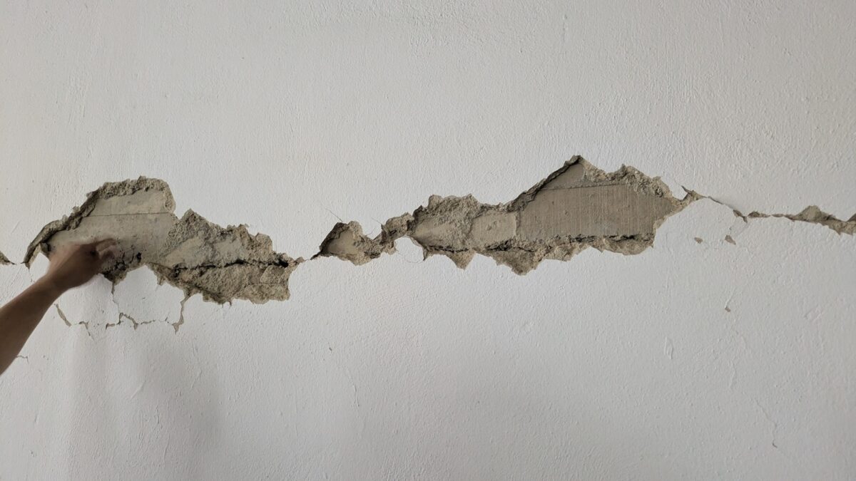 Feligreses oran afuera de la iglesia Santos Ángeles Custodios mientras recaudan lo necesario para reparar lo daños de los terremotos
