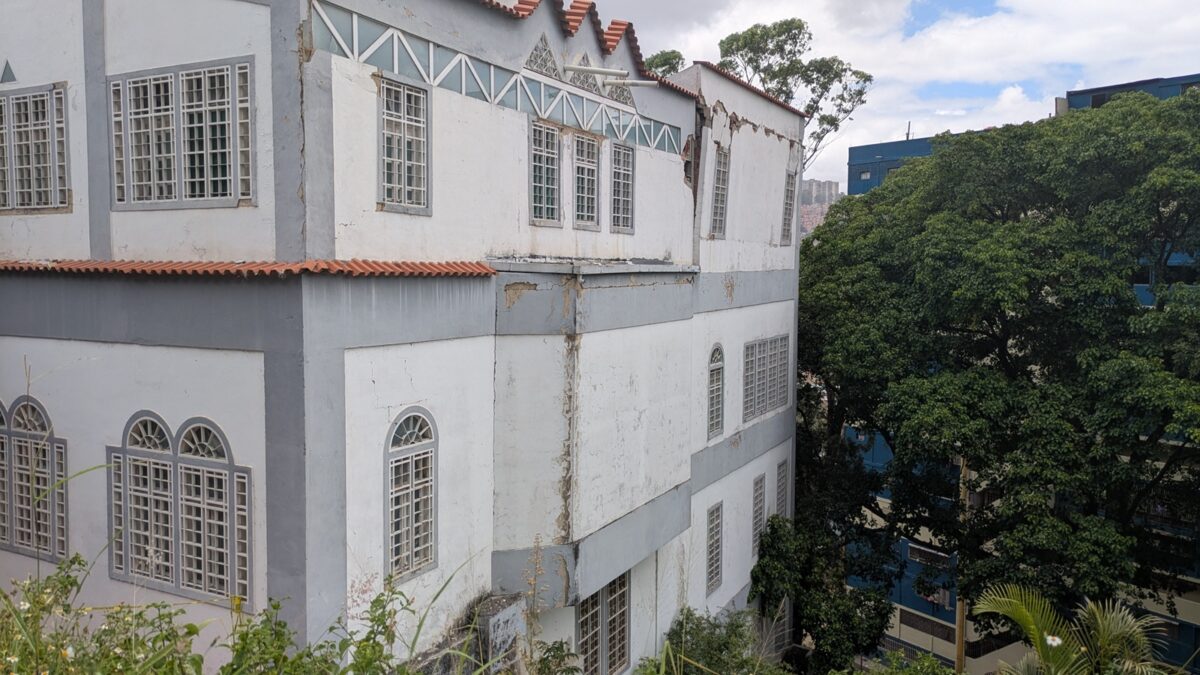 Feligreses oran afuera de la iglesia Santos Ángeles Custodios mientras recaudan lo necesario para reparar lo daños de los terremotos