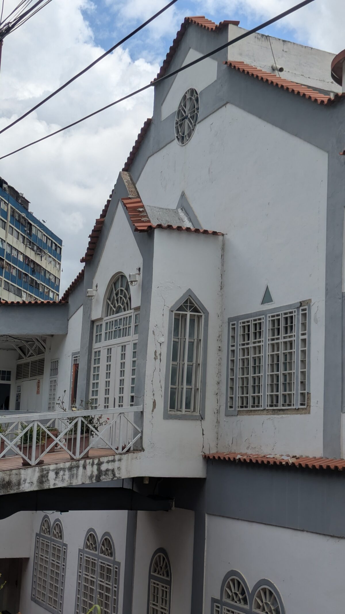 Feligreses oran afuera de la iglesia Santos Ángeles Custodios mientras recaudan lo necesario para reparar lo daños de los terremotos