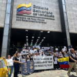 Familiares de presos políticos protestaron frente a la Cancillería y exigieron libertades plenas
