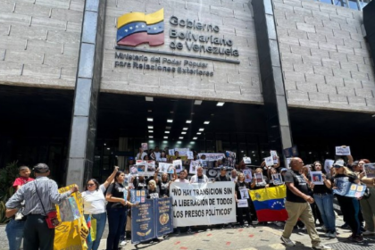 Familiares de presos políticos protestaron frente a la Cancillería y exigieron libertades plenas