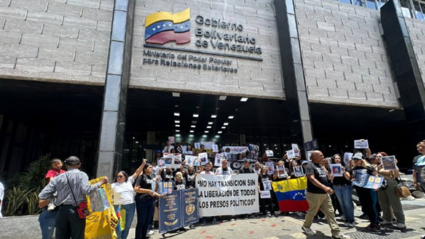 Familiares de presos políticos protestaron frente a la Cancillería y exigieron libertades plenas