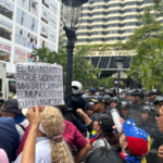 Coalición Sindical protesta frente al Hotel Meliá para exigir que comisión de la AN de 2015 y el gobierno encargado los reciban