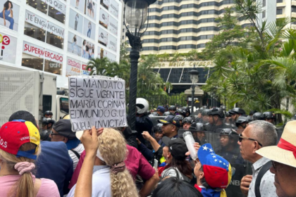 Coalición Sindical protesta frente al Hotel Meliá para exigir que comisión de la AN de 2015 y el gobierno encargado los reciban