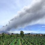 Volcán Sinabung en Indonesia entró en erupción y expulsó una columna de ceniza de 3.500 metros