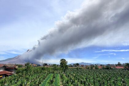 Volcán Sinabung en Indonesia entró en erupción y expulsó una columna de ceniza de 3.500 metros