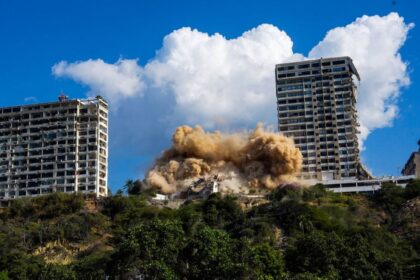 Demolieron el edificio Samantha A en La Guaira por daños estructurales irreversibles