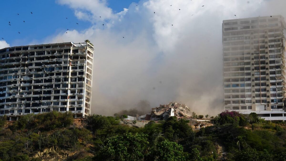 Demolieron el edificio Samantha A en La Guaira por daños estructurales irreversibles